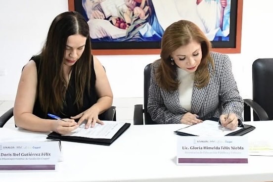 La gerente de Filantropía Familiar de Fundación Coppel, Doris Ibel Gutiérrez Félix y la secretaria de Educación Pública en Sinaloa, Gloria Himelda Félix firman un convenio de colaboración