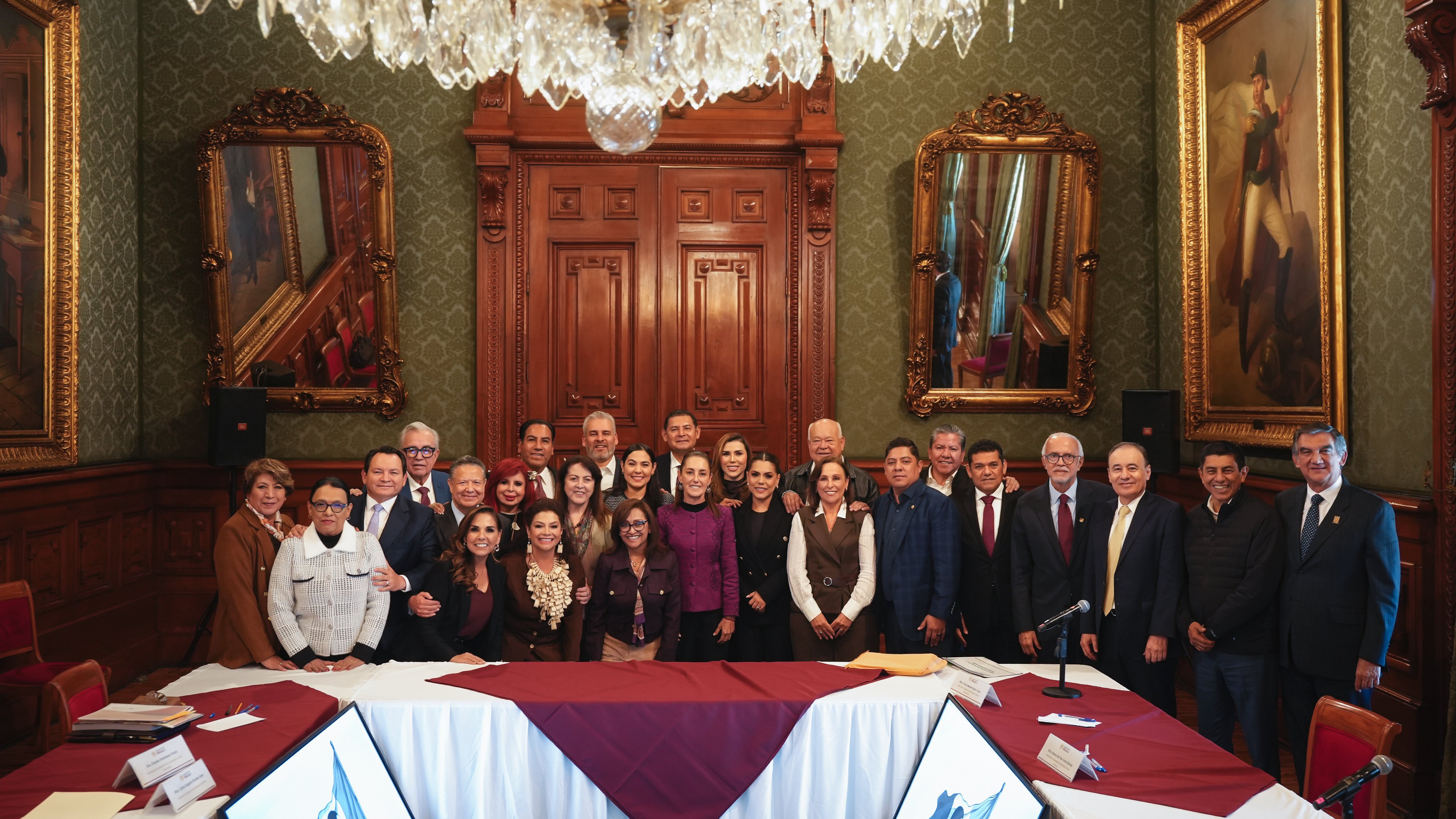 Sheinbaum se reúne con gobernadores en el Palacio Nacional para revisar avances del IMSS-Bienestar