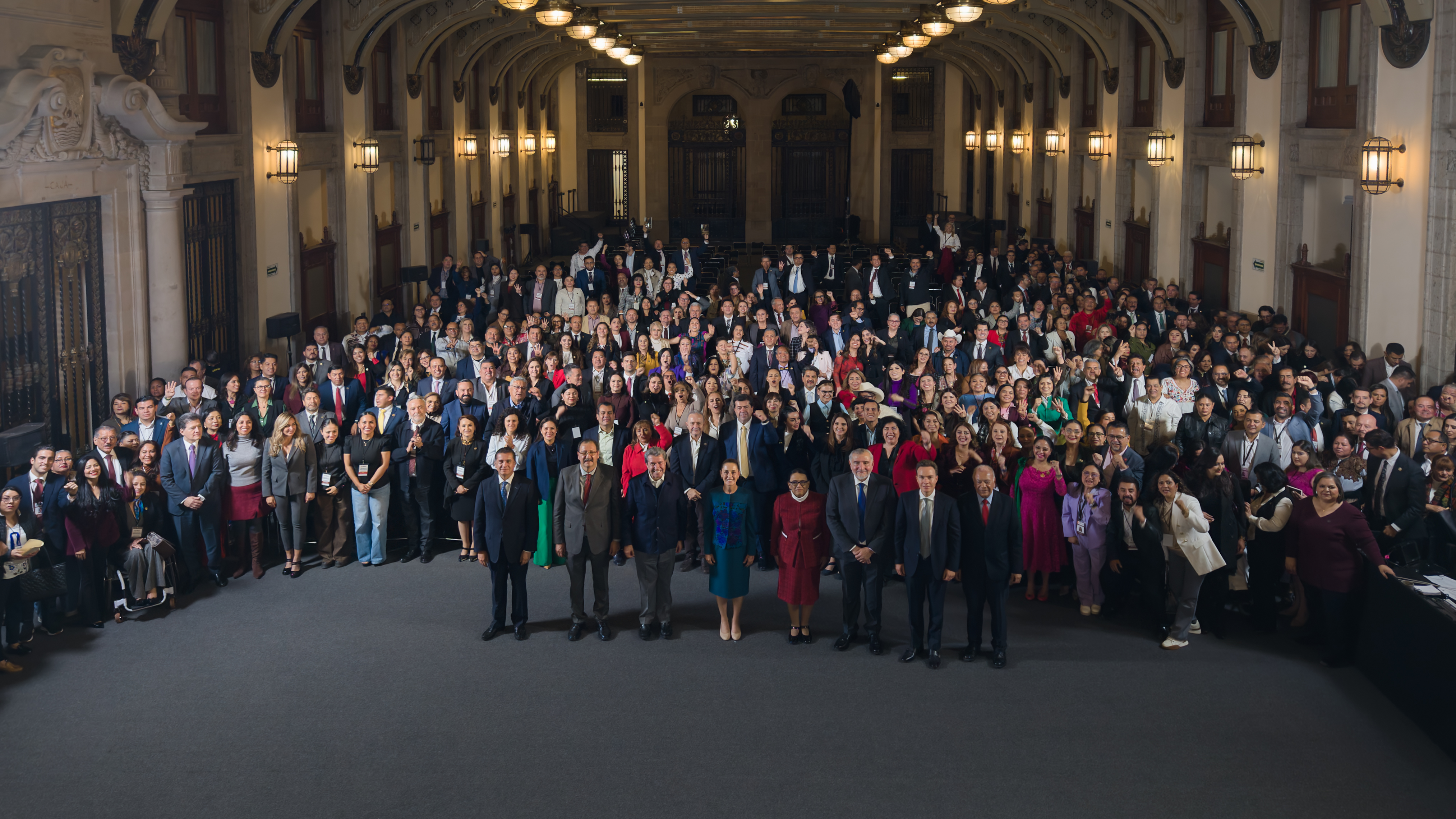Sheinbaum con diputados y Senadores de Morena