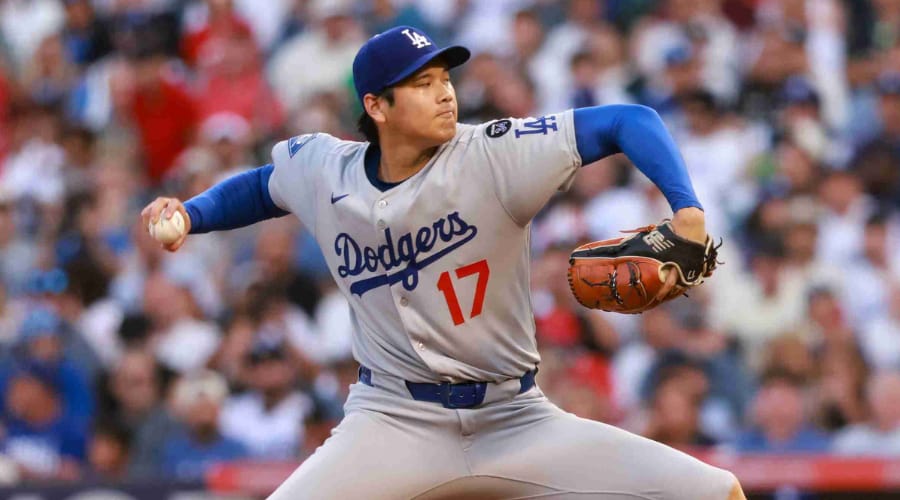 Shohei Ohtani lanzando una pelota con los Dodgers