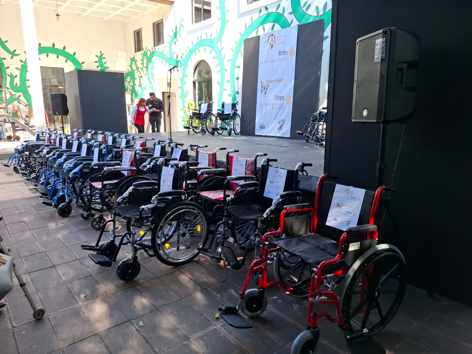 Entregan 28 sillas de ruedas para personas de escasos recursos