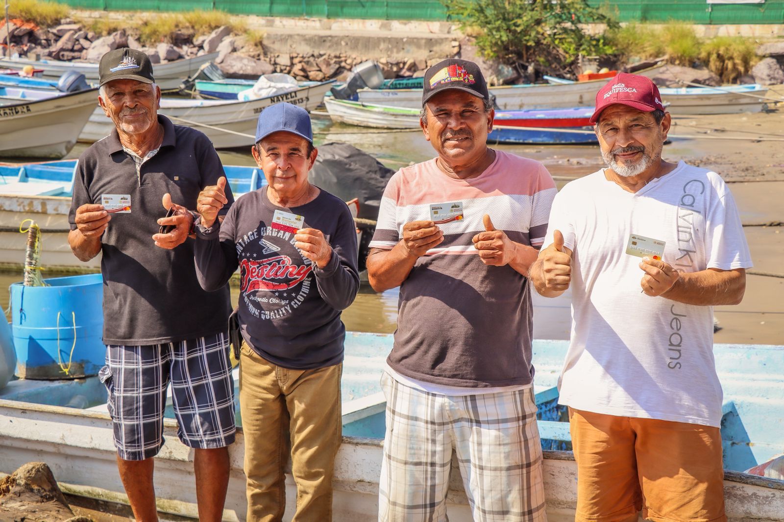 Pescadores de Sinaloa recibiendo apoyo de Gobierno