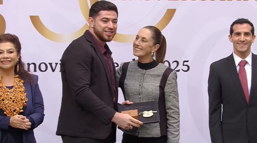 Sinaloense Luis López recibe premio nacional a manos de Claudia Sheinbaum