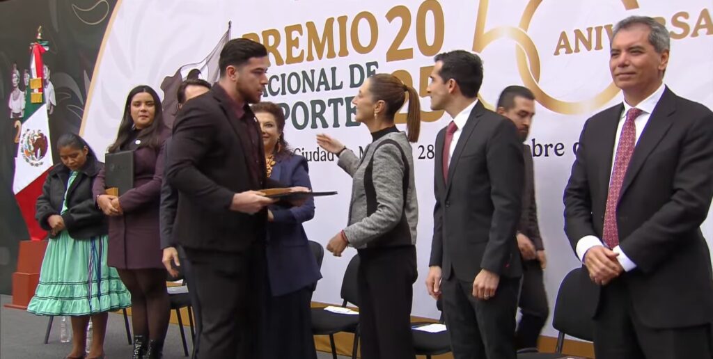 El deportista Luis López en compañía de la presidenta de México, Claudia Sheinbaum Pardo