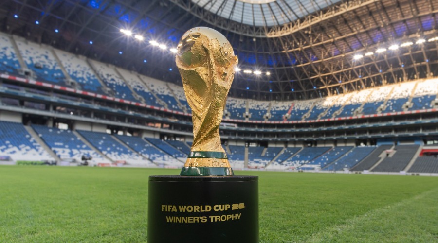 Copa del Mundo sobre una base negra en el estadio de Rayados del Monterrey