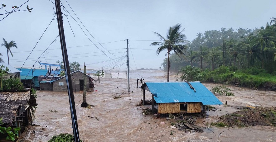 El supertifón Fung-wong toca tierra al norte de Filipinas; casi un millón de personas son evacuadas