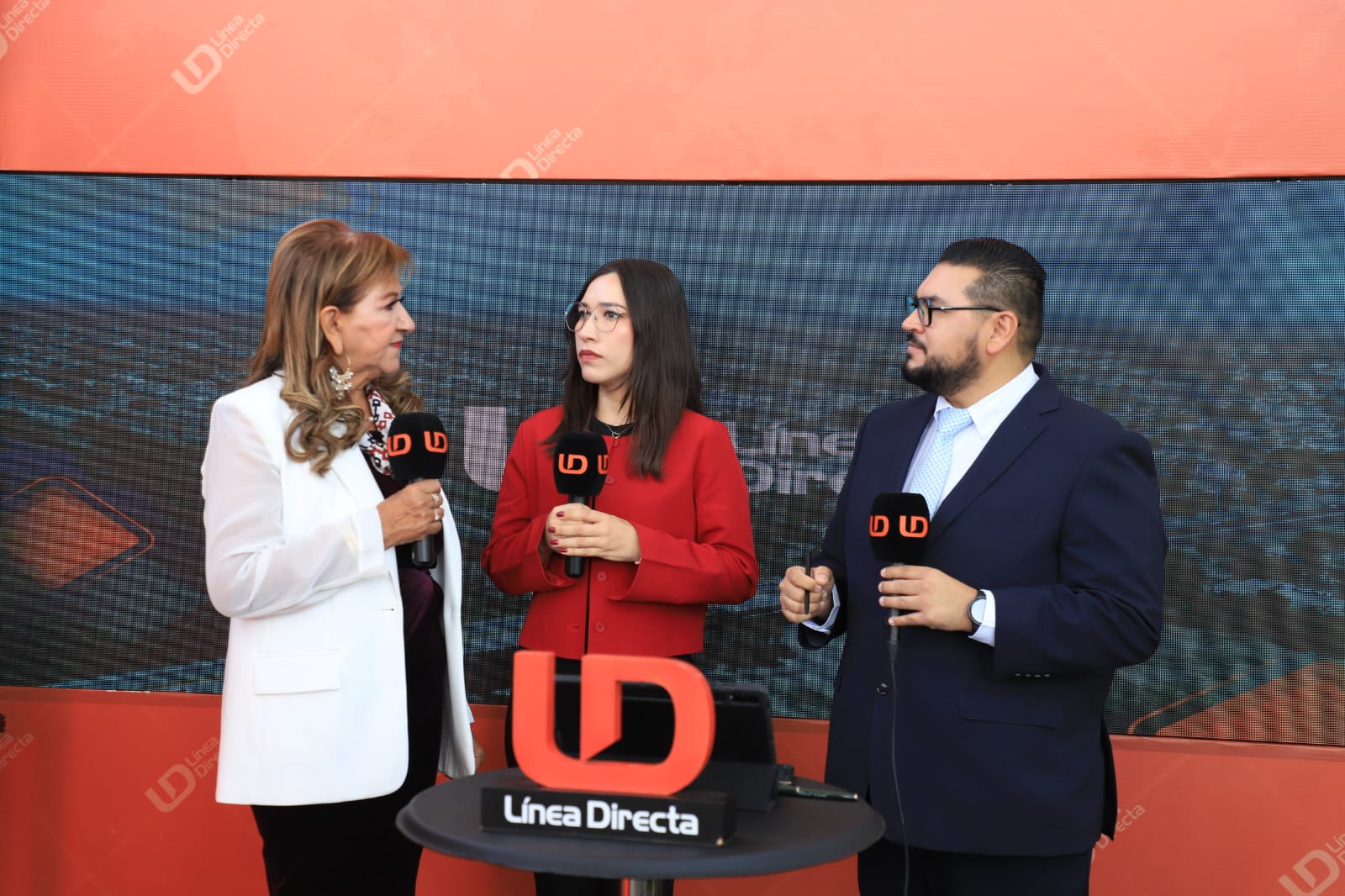 Tere Guerra junto a Sandra Solís y Manuel Aceves siendo entrevistada para Línea Directa
