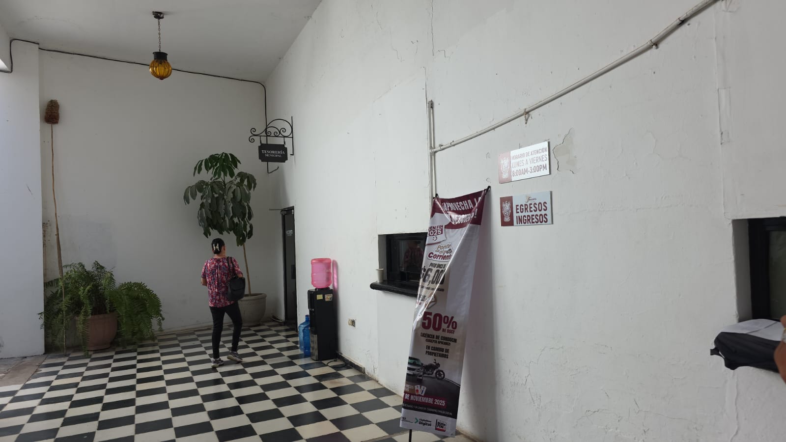 Instalaciones de Tesorería en Mocorito y una mujer caminando
