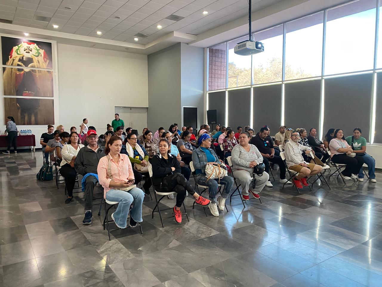 Personas sentadas en una sala en Guasave