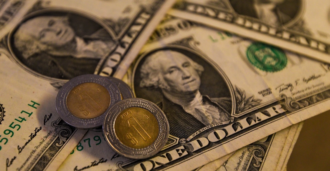 Imágen ilustrativa del tipo de cambio con dólares estadounidenses y monedas de pesos mexicanos