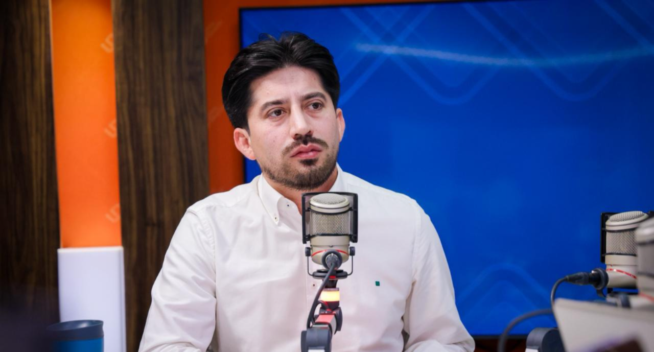 Titular de la Secretaría de Bienestar y Desarrollo Sustentable (Sebides), Omar López Campos, frente a un micrófono en el estudio de Línea Directa