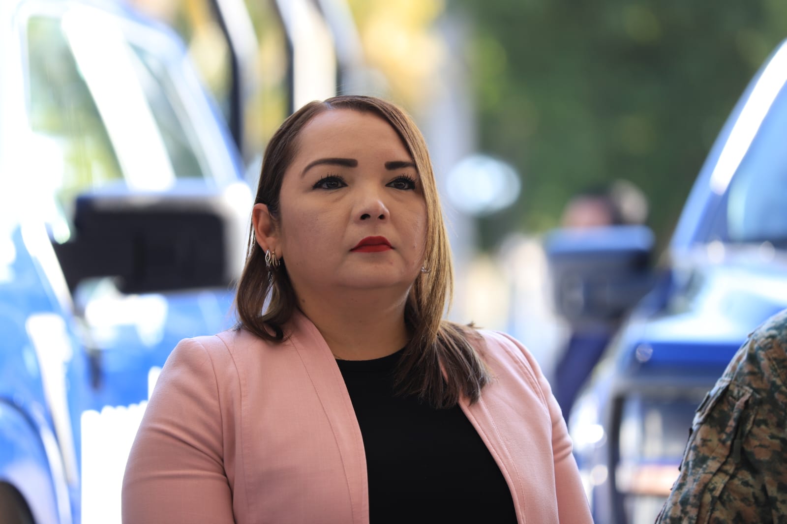 Fiscal de Sinaloa, Claudia Zulema Sánchez Kondo y de fondo patrullas de la Policía Estatal