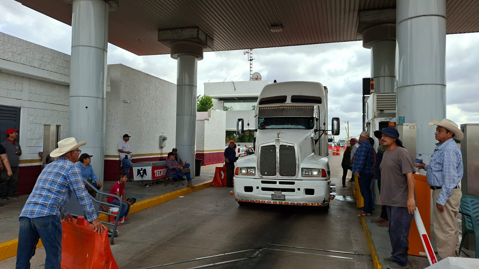 Productores toman una caseta de cobro en Guasave, Sinaloa