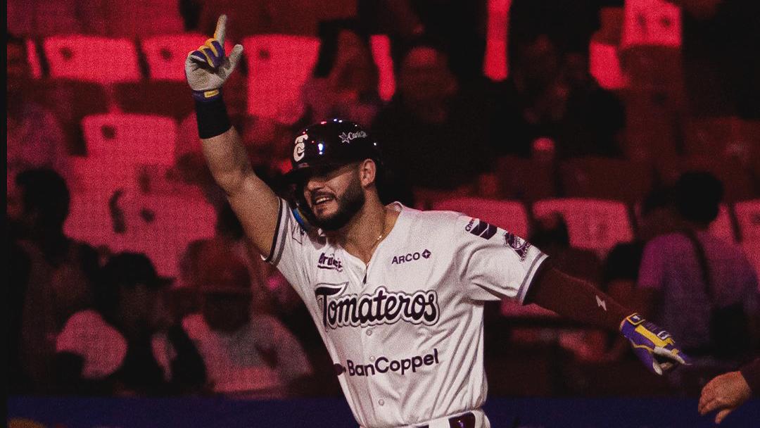 Jugador de Tomateros de Culiacán celebra en juego contra Venados de Mazatlán
