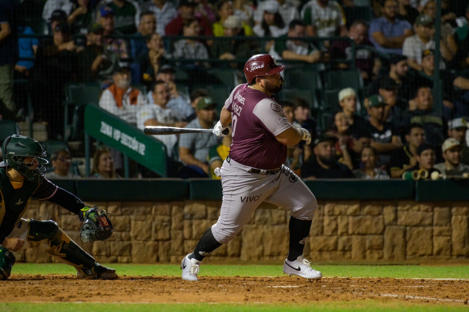 El jugador de Tomateros, Luis Juárez da el batazo para el jonrón de la primera entrada contra Cañeros de Los Mochis