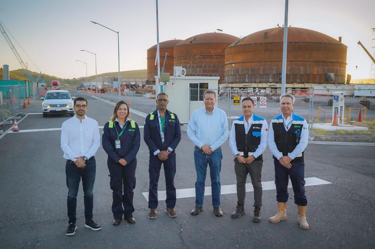 El secretario de Economía en Sinaloa, Feliciano Castro, visitó la obra de construcción de la planta Proman-GPO en Topolobampo