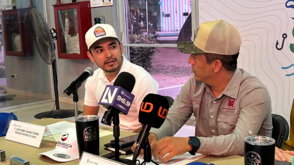 Dos personas viéndose a los ojos en una rueda de prensa