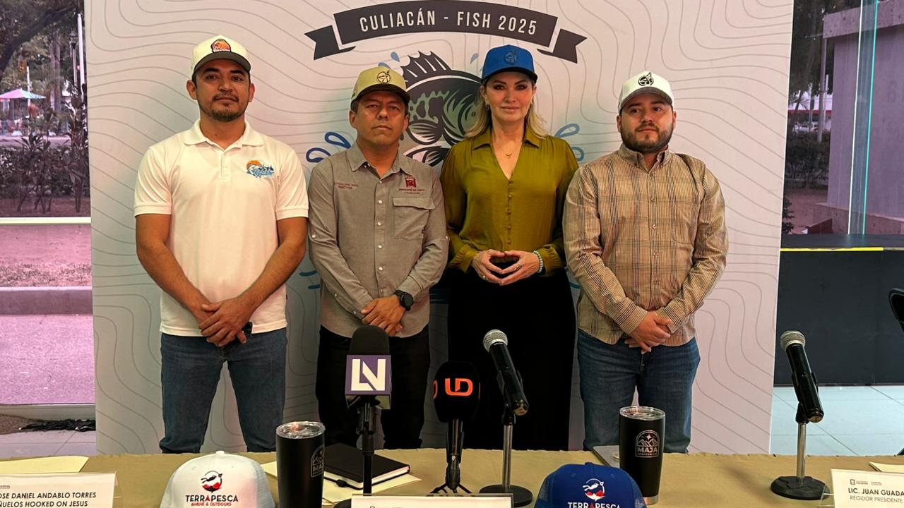 Personas de pie y con las manos al frente en una rueda de prensa