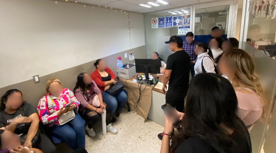 Personas con el rostro censurado reunidad en un espacio