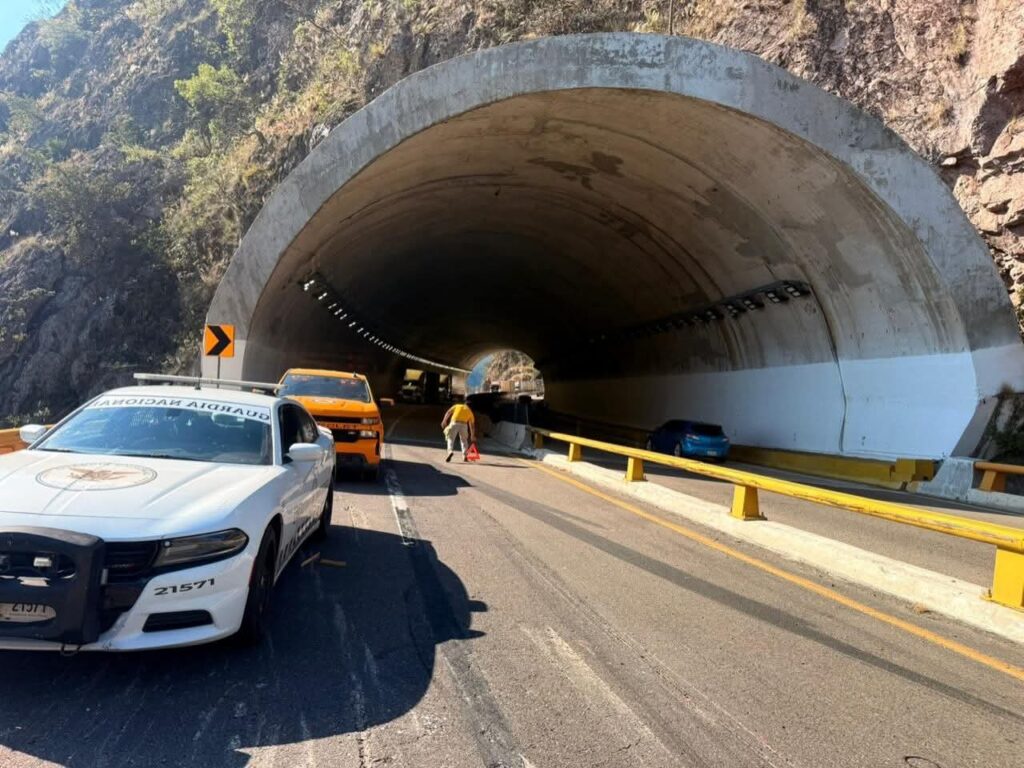 Guardia Nacional División Carreteras atiende volcadura en la Mazatlán-Durango