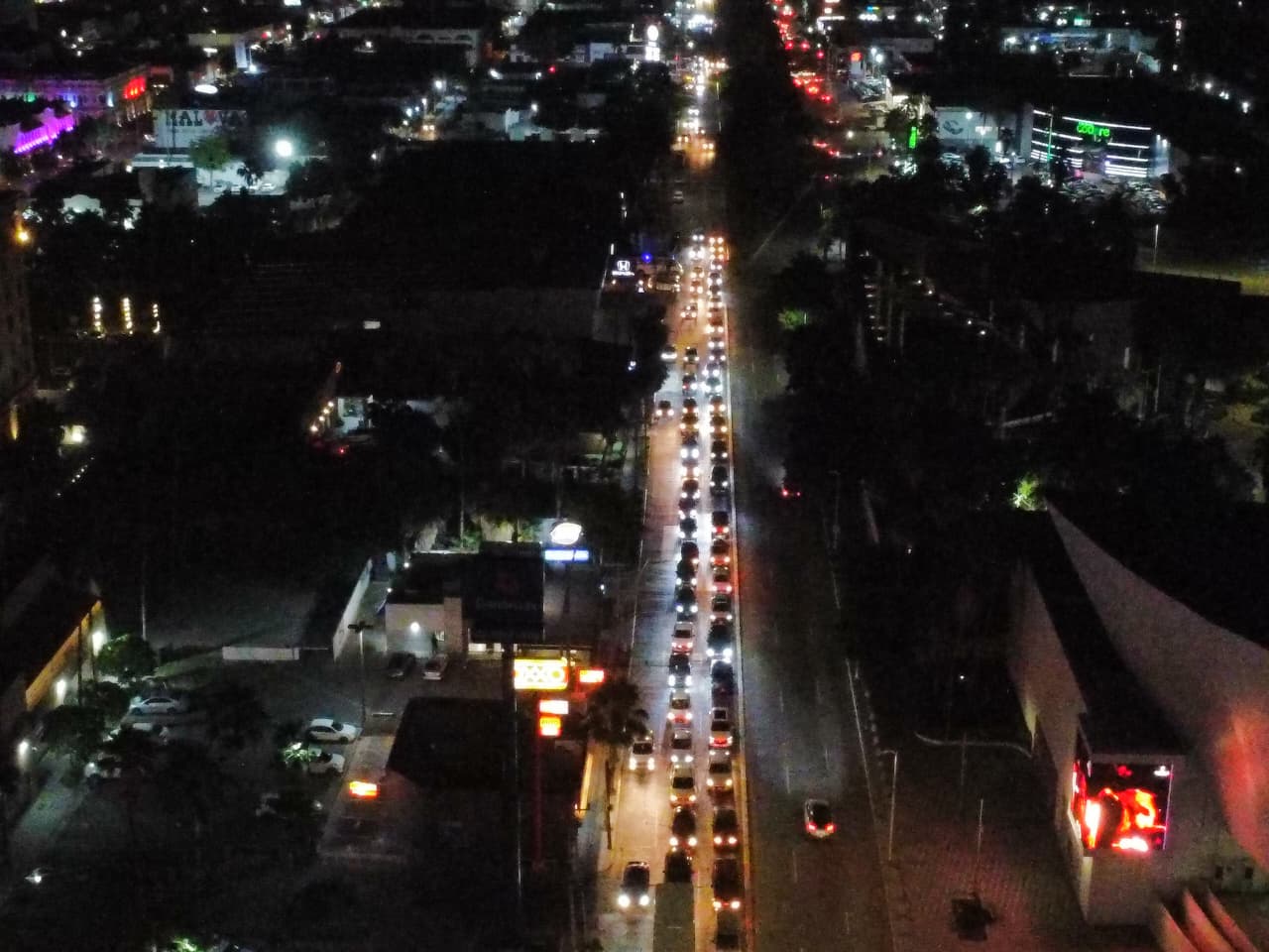 Tráfico en Los Mochis de noche