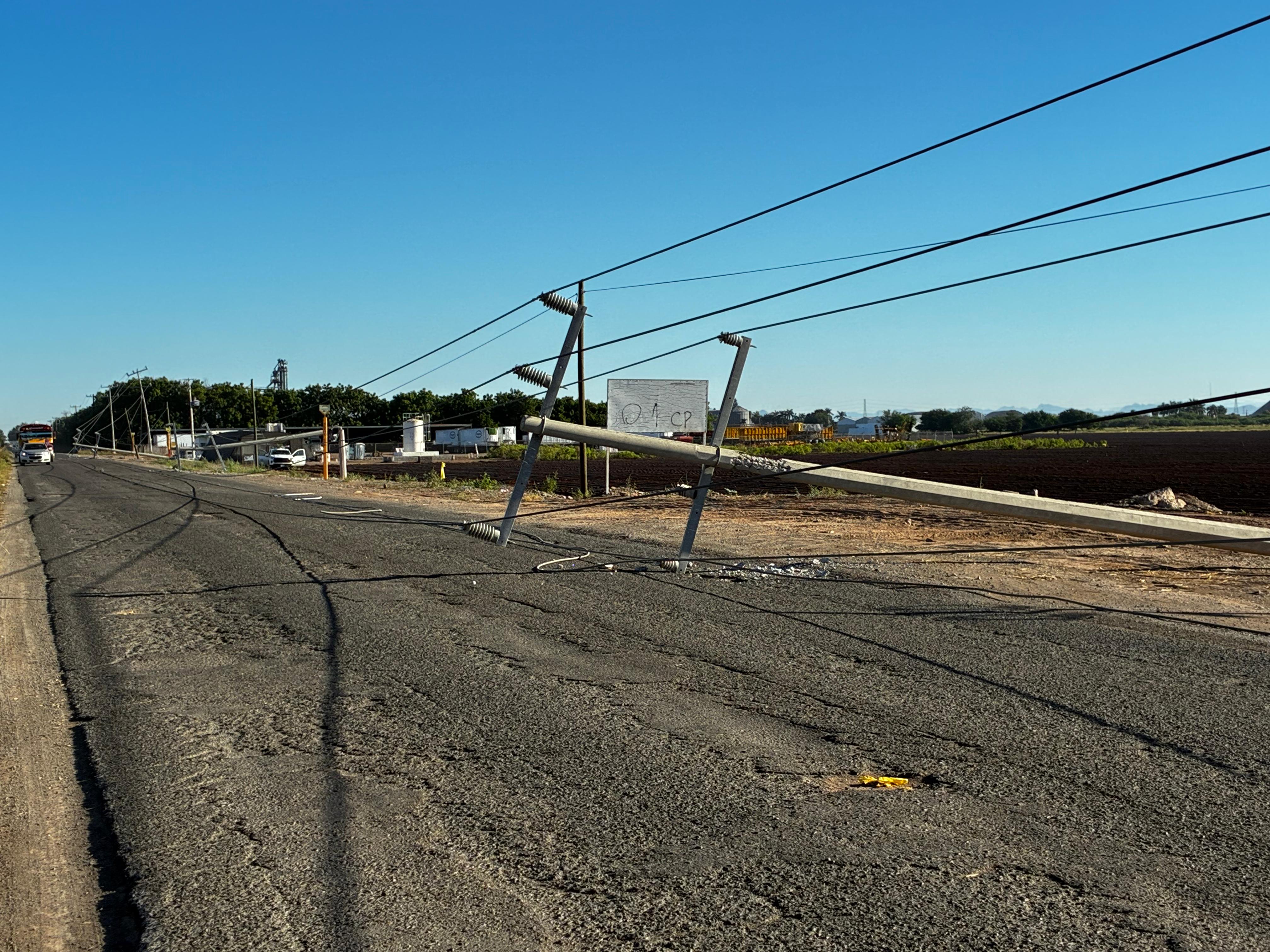Poste de electricidad caído en la carretera