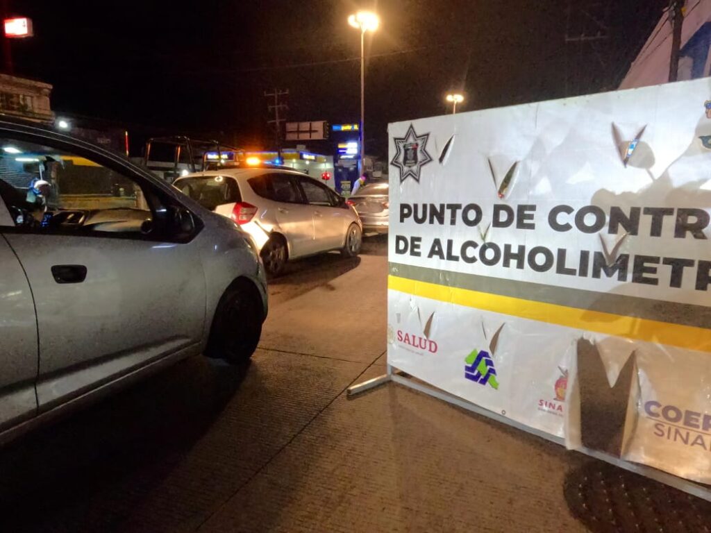 Punto de alcalímetro en Mazatlán con dos carros en fila