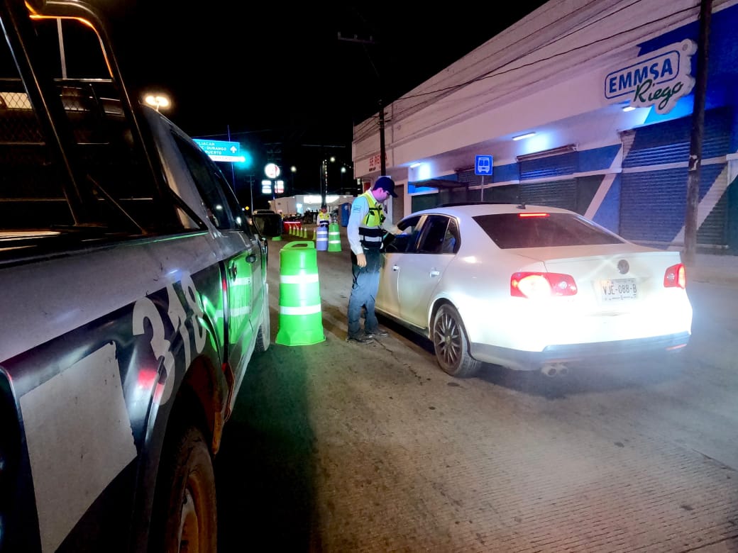 Unidad de tránsito en punto de alcoholímetro