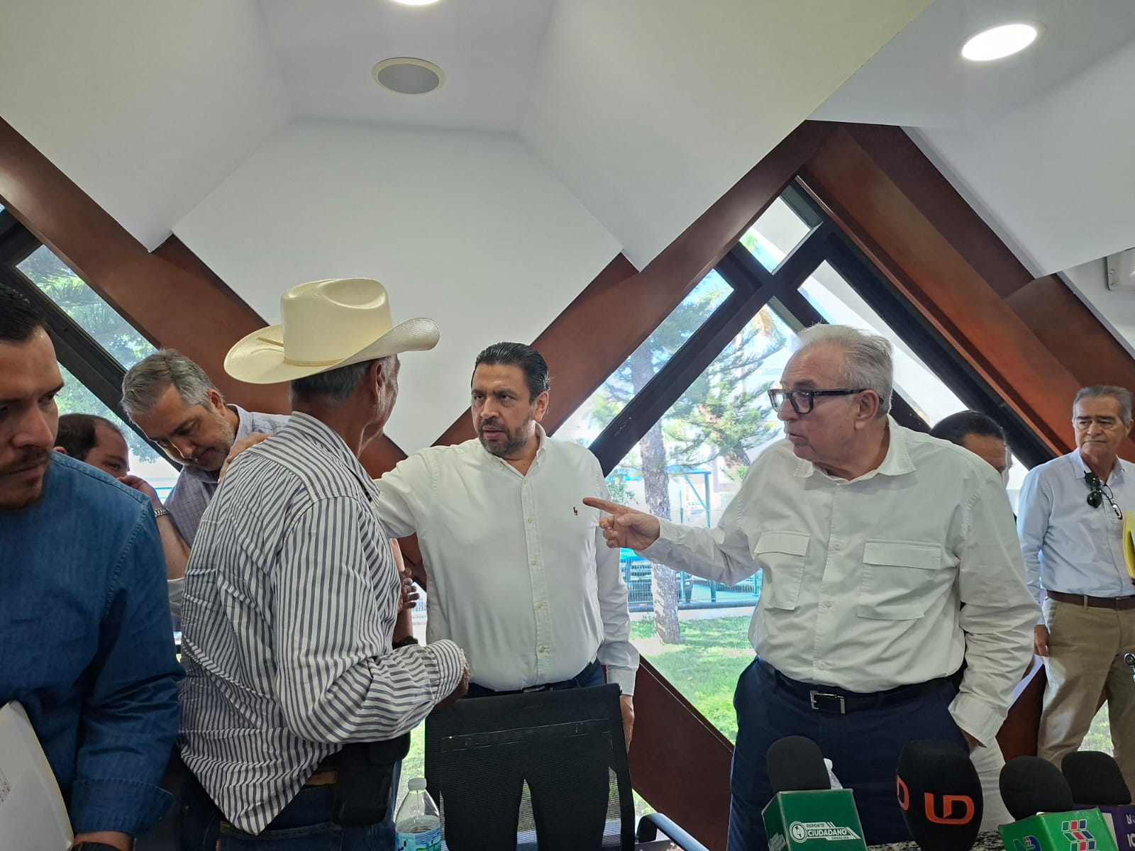 El gobernador de Sinaloa Rubén Rocha Moya junto a afirmó Baltazar Hernández Encinas, presidente de la Unión de Productores Agrícolas en el Valle del Carrizo y demás autoridades
