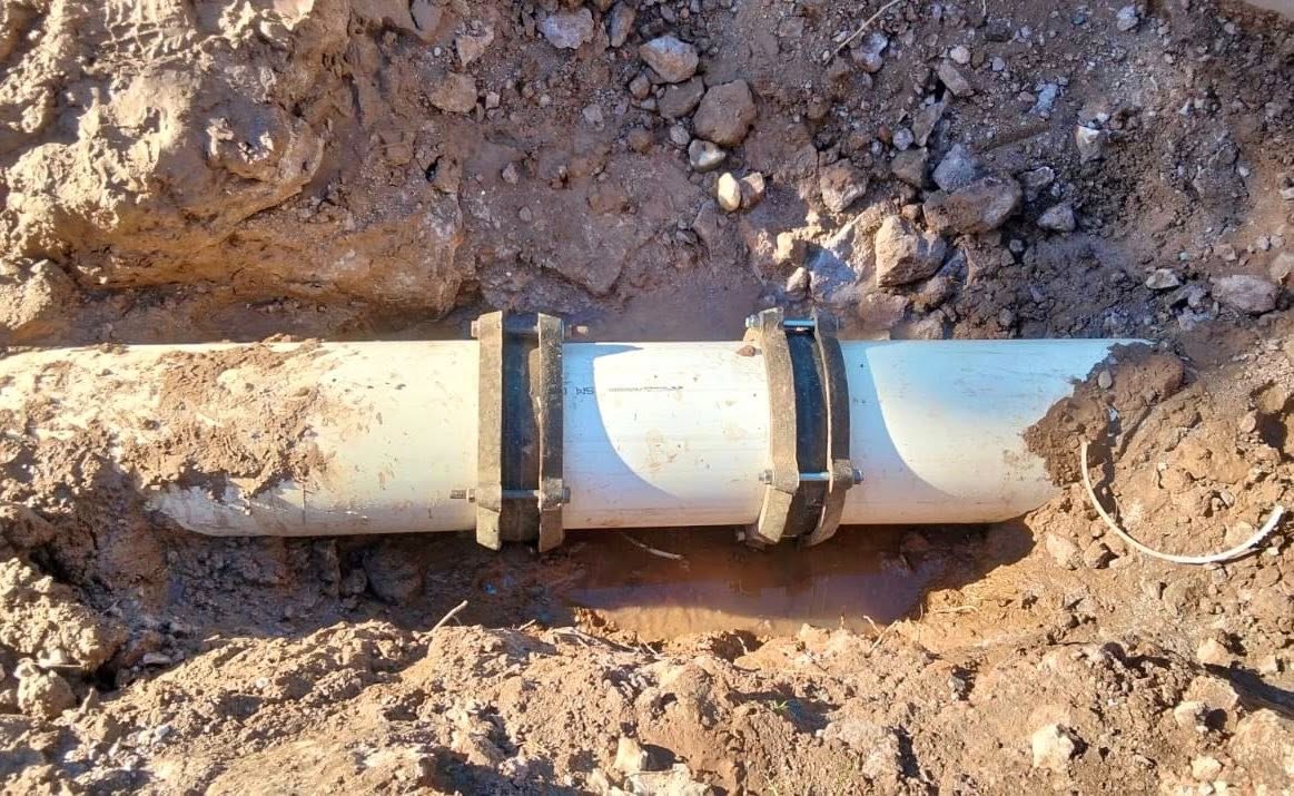 Tubería de agua expuesta en El Fuerte, Sinaloa