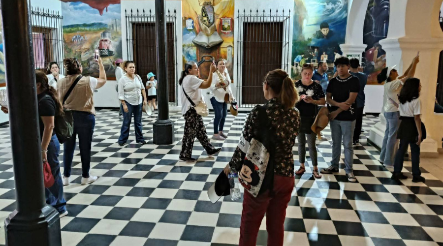 Turistas en sitio tradicional de Sinaloa
