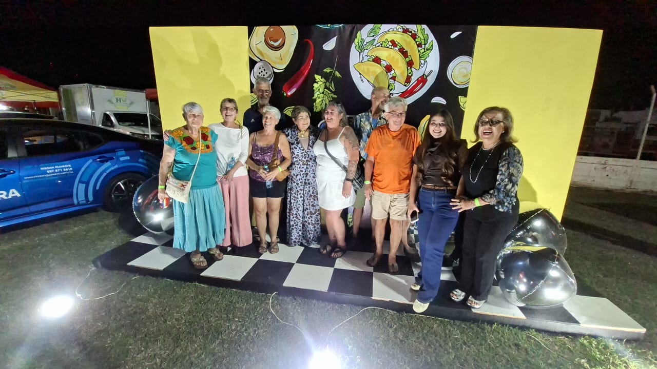La alcaldesa de Guasave junto a los turistas canadienses que visitaron el municipio