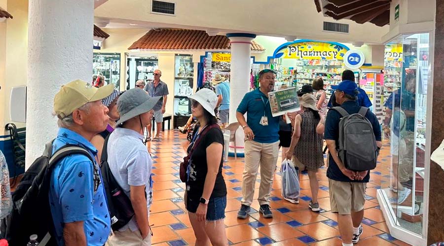 Turistas extranjeros en zona comercial de Mazatlán