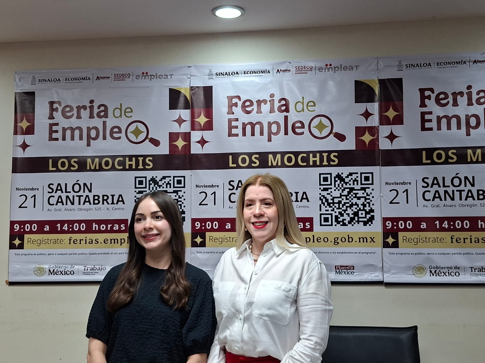 Abril Vega Araiza Servicio Estatal del Empleo en Sinaloa y la secretaria de Economía en el municipio de Ahome, Carmen Julia Cabrera Zazueta en el salón Cantabria posando para la foto