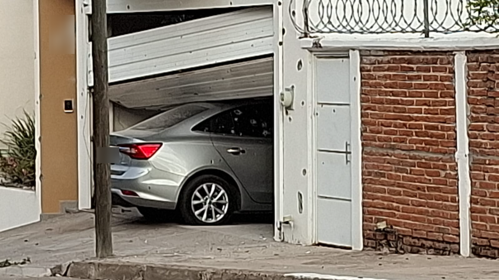 Carro en un portón chocado en Culiacán