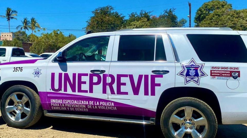 Unidad de la Uneprevif en colores blancos y morados