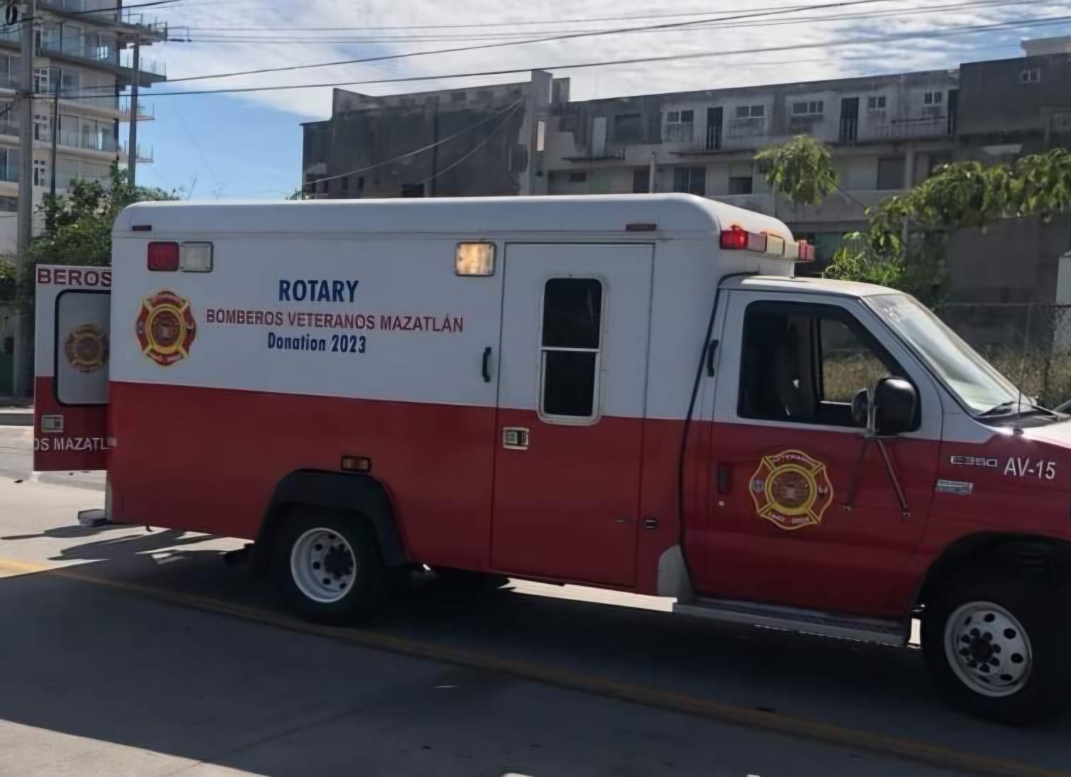 Unidad de Bomberos de Mazatlán conduciendo por la calle