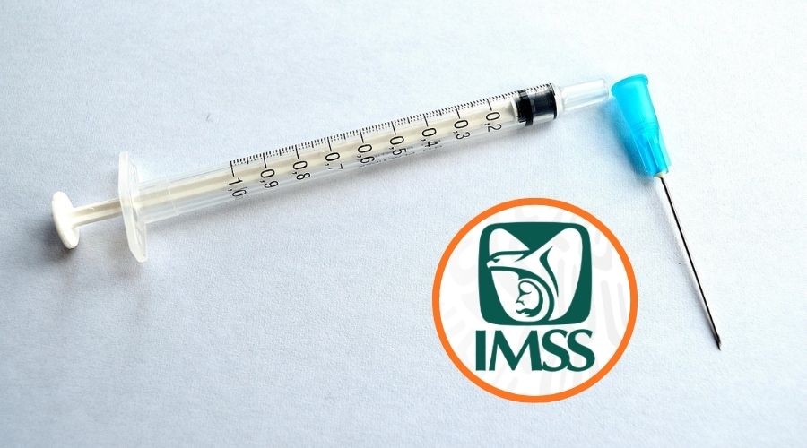 Imagen temática de una jeringa vacía con el logo del IMSS