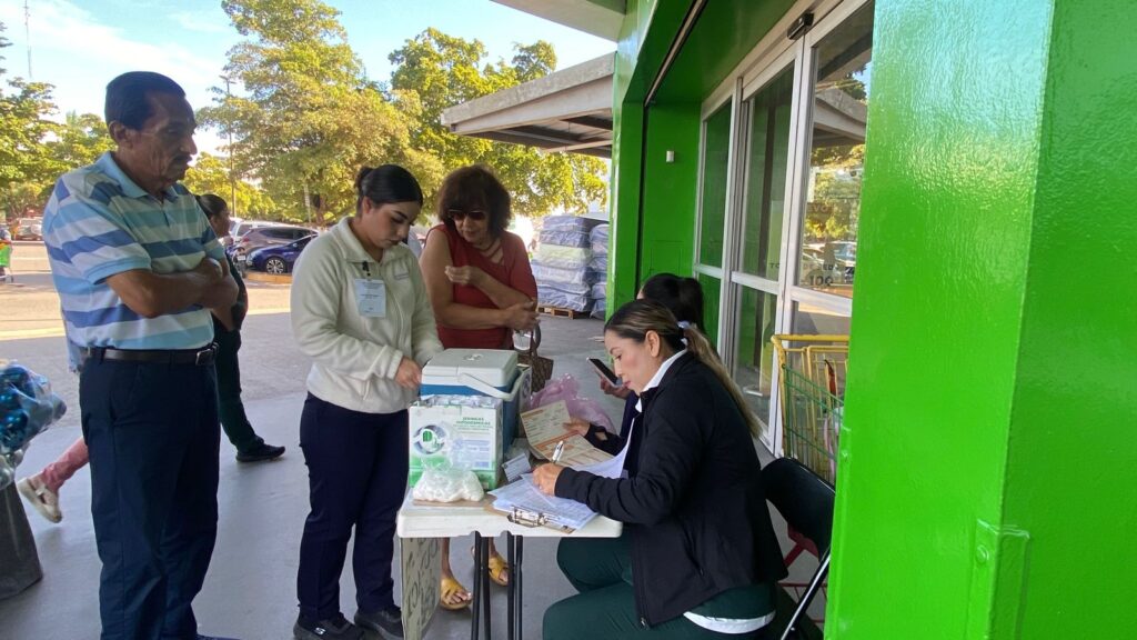 Personas haciendo fila en módulo de vacunación en Ahome