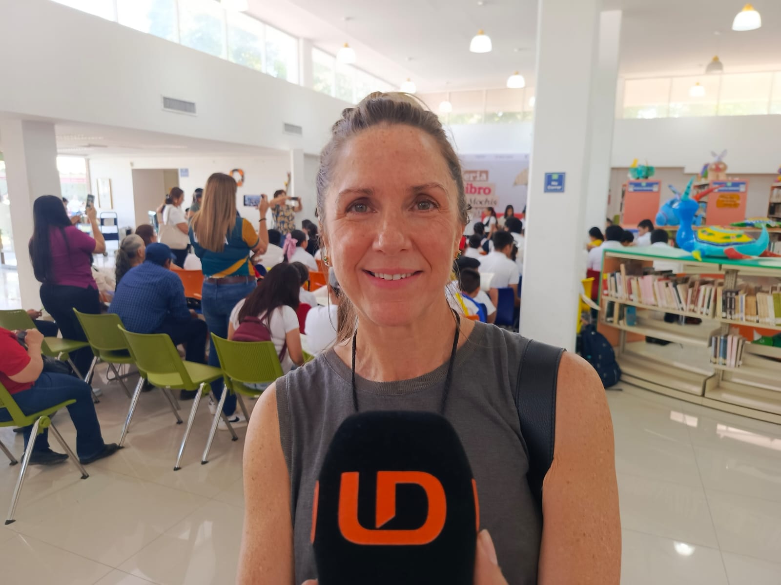 Vanessa Miklos en la biblioteca morelos siendo entrevistada por linea directa