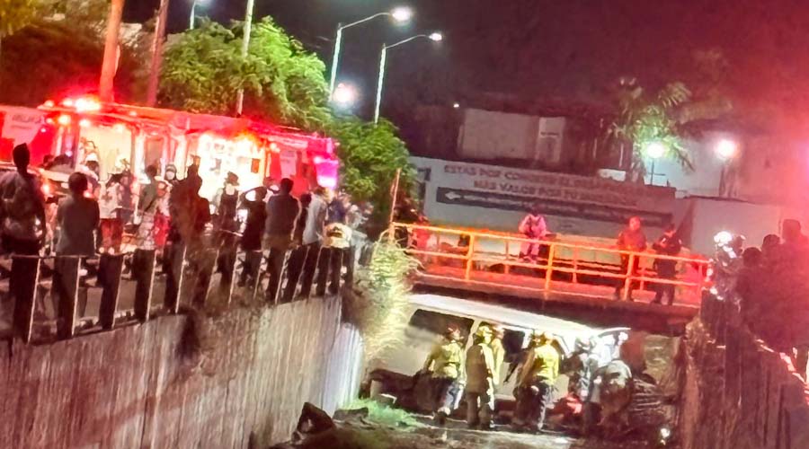 Bomberos de Culiacán atienden a trabajadores heridos tras caer a canal