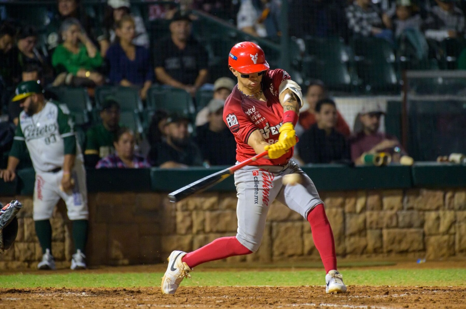 Andrés Álvarez de los Venados de Mazatlán realiza un swing