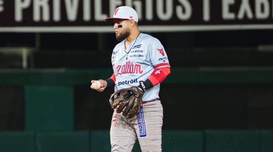 Estamy Ureña en el juego contra Tomateros de Culiacán