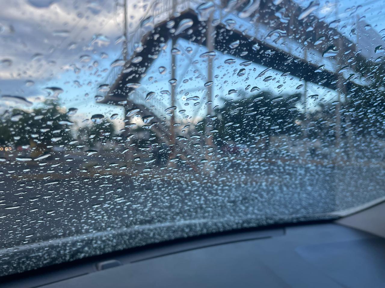 Vidrio delantero de un carro con gotas de agua por lluvia ligera