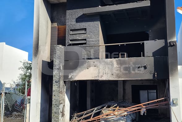 Casa incendiada y quemada con un vehículo dentro