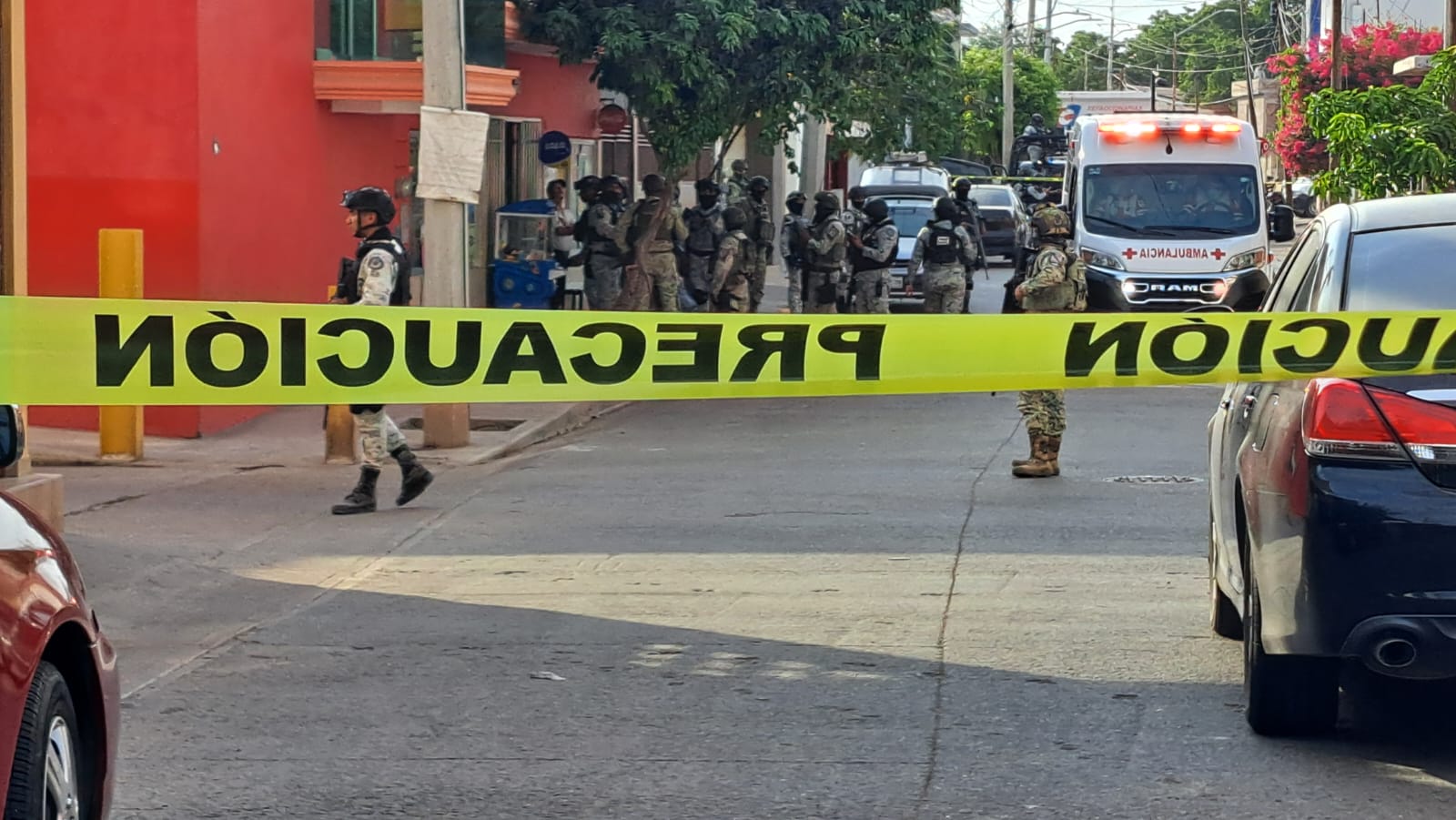 Asesinan a balazos a una mujer en un abarrote