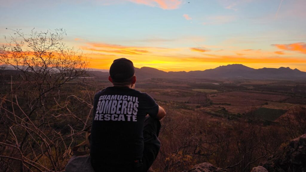 Hombre de espaldas viento el amanecer en la naturaleza