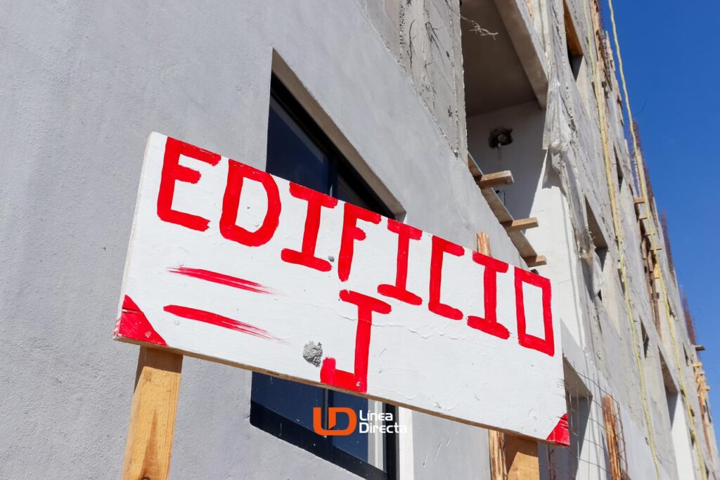 Letrero que dice Edificio J