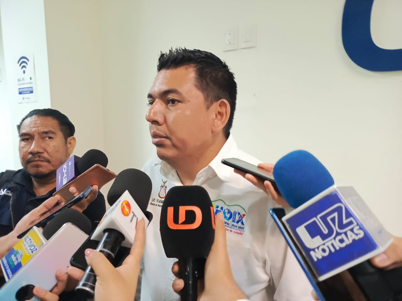 Vladimir Maro Cázares siendo entrevistado por los medios
