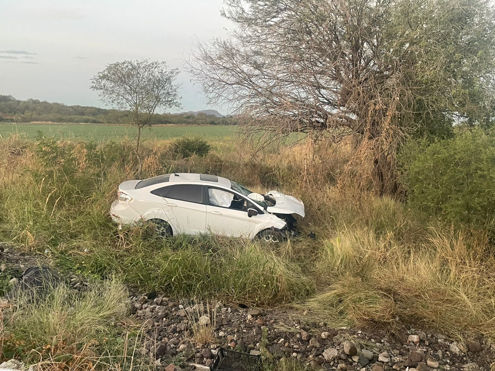Personas sufren volcadura en carretera Mocorito-Rosamorada